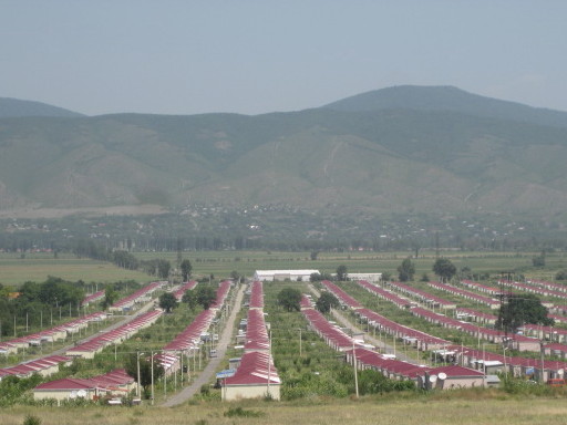 Flüchtlingsdorf in Georgien an der administrativen Grenze zu Südossetien
