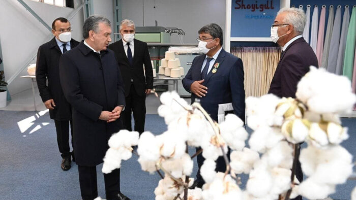 IMG_C53747DFFD92-2 - Präsident Mirziyoyev. besucht eine Baumwollfabrik